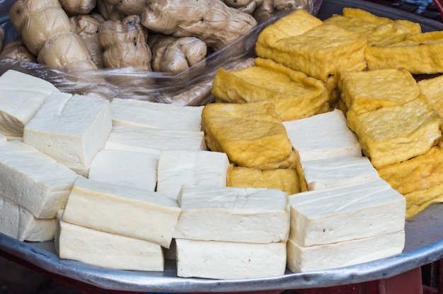 Diversi tipi di tofu su un vassoio di metallo