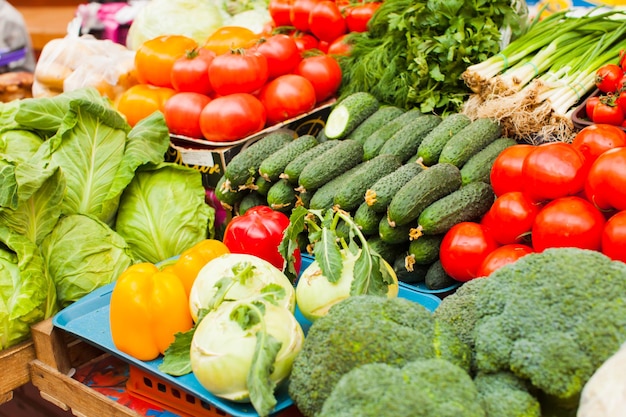 Diversi tipi di verdure fresche sul mercato all'aperto