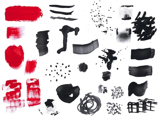Diversi tratti di acquerello rosso e nero su uno sfondo bianco