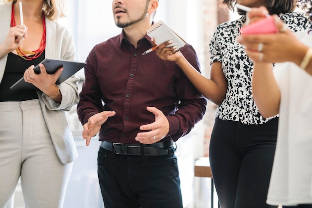 Diversi uomini d'affari in una startup che fanno brainstorming in una riunione