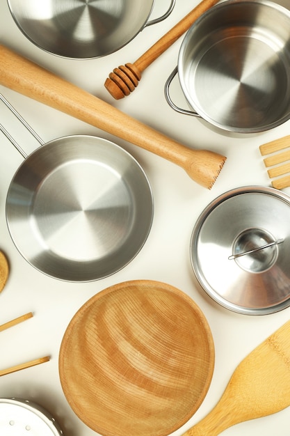 Diversi utensili da cucina su sfondo bianco, vista dall'alto.