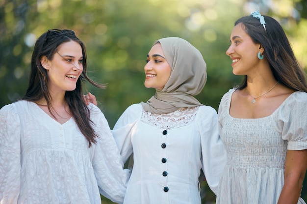 Diversità amici e felici con le donne sorridono per il sostegno fiducia e comunità insieme Libertà multiculturale e felicità con giovani donne in piedi in campagna per la moda musulmana e giovanile