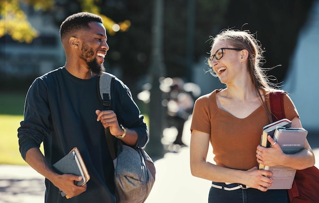 Diversità dell'istruzione amici e studenti che vanno al campus della scuola di lezioni universitarie e parlano di un viaggio divertente Studiano la comunicazione universitaria e imparano l'uomo e la donna di colore felici durante il viaggio