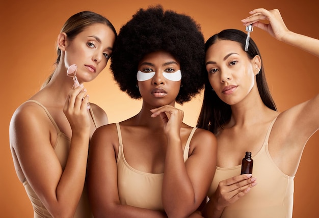 Diversità di bellezza e cura della pelle con amiche modello donna in studio su sfondo marrone per cosmetici o benessere Cura della pelle insieme e inclusione con un gruppo femminile in posa per la salute o la bellezza