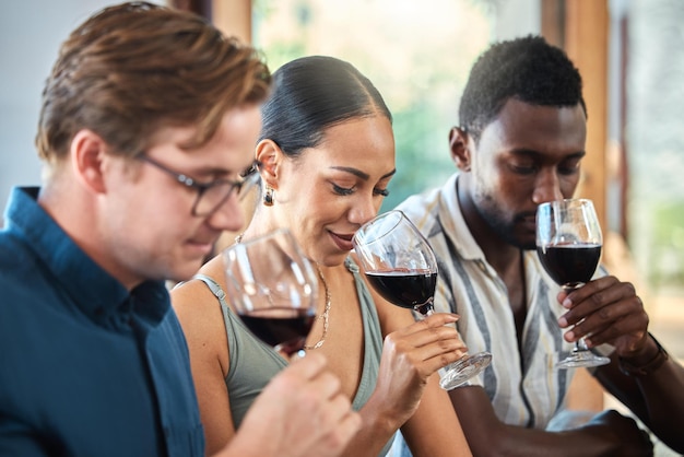 Diversità lusso e amici degustazione di vini in un ristorante o in un vigneto annusando alcol in un bicchiere insieme Giovani spensierati che si legano e si divertono godendosi un tour del vino in una distilleria