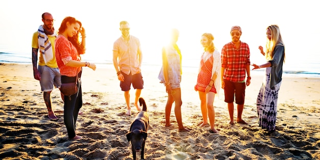 Diverso concetto di legame di divertimento degli amici di estate della spiaggia