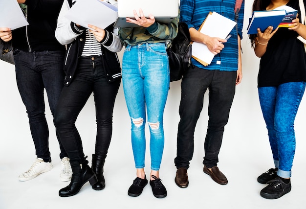 Diverso gruppo di adolescenti sparare