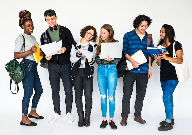 Diverso gruppo di adolescenti sparare