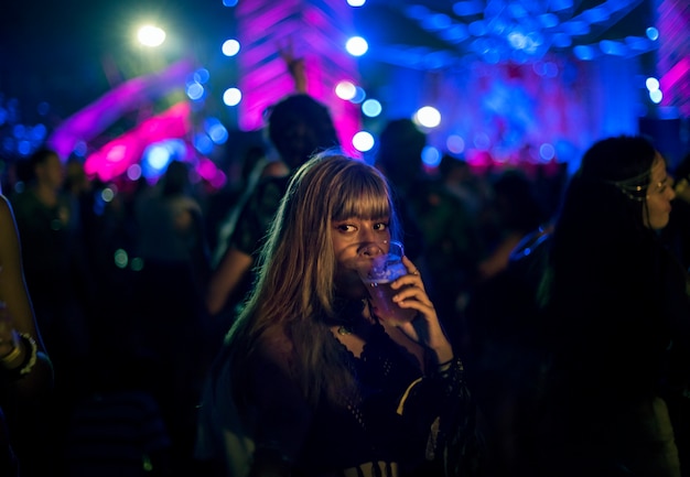 Diverso gruppo di persone che godono di un viaggio su strada e festival