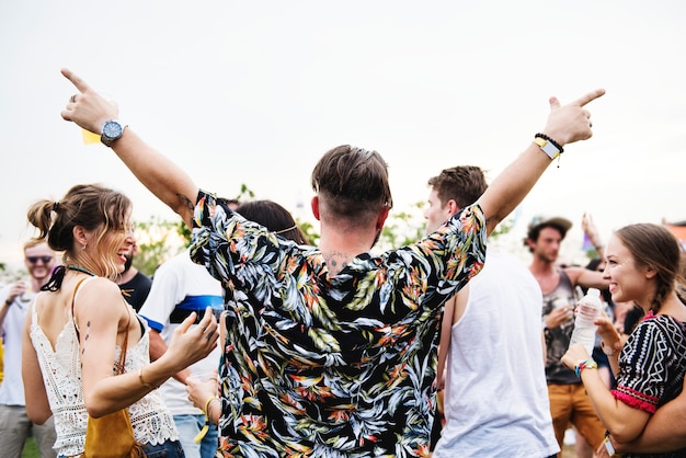 Diverso gruppo di persone che godono di un viaggio su strada e festival