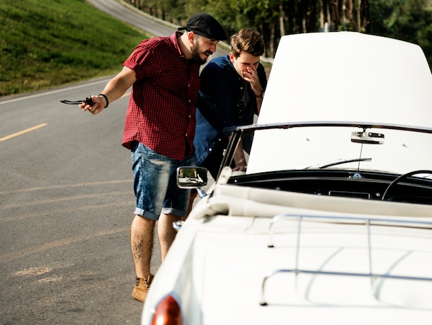 Diverso gruppo di persone che godono di un viaggio su strada e festival