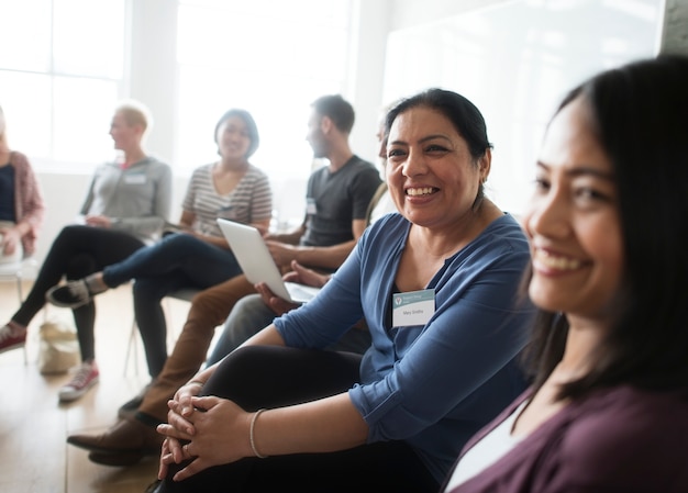 Diverso gruppo di persone in un seminario