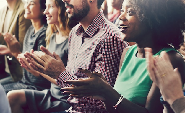 Diverso gruppo di persone in un seminario