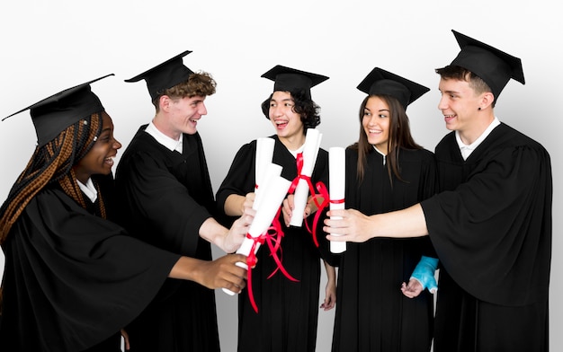Diverso gruppo di studenti in possesso di diploma