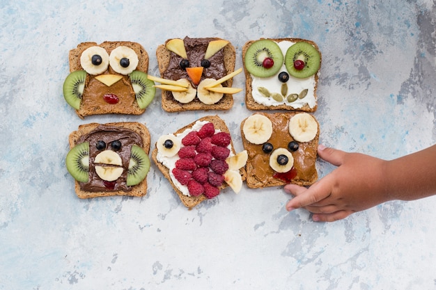 Divertente animale da colazione affronta toast con creme spalmabili