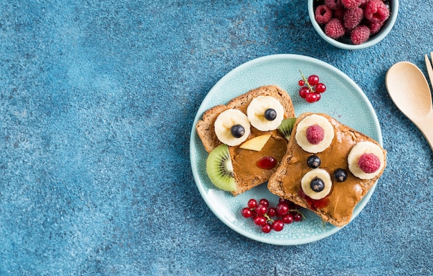 Divertente animale da colazione affronta toast con creme spalmabili