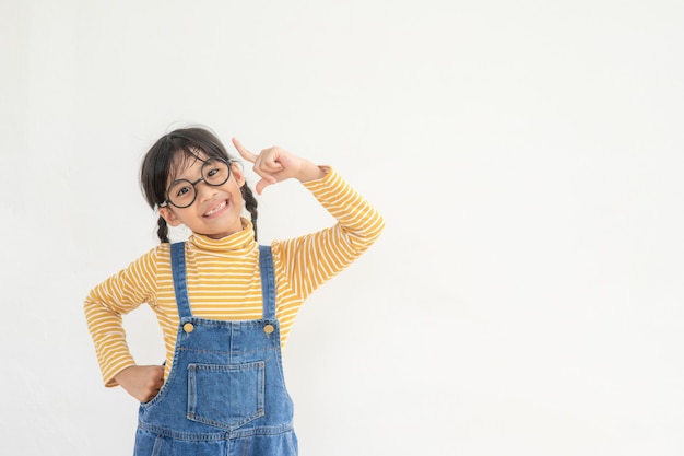 Divertente bambina asiatica con gli occhiali su sfondo bianco