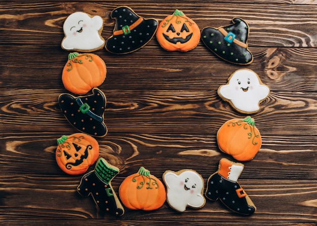 Divertente biscotti di zenzero squisiti per Halloween sul tavolo. vista orizzontale dall&#39;alto