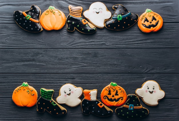 Divertente biscotti di zenzero squisiti per Halloween sul tavolo. vista orizzontale dall&#39;alto