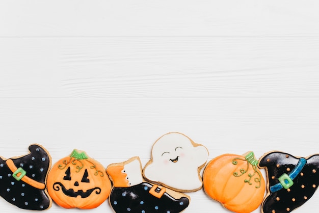 Divertente biscotti di zenzero squisiti per Halloween sul tavolo. vista orizzontale dall&#39;alto