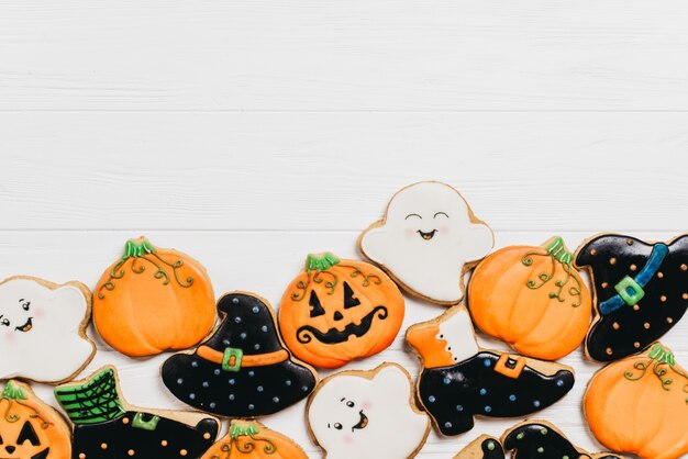 Divertente biscotti di zenzero squisiti per Halloween sul tavolo. vista orizzontale dall&#39;alto