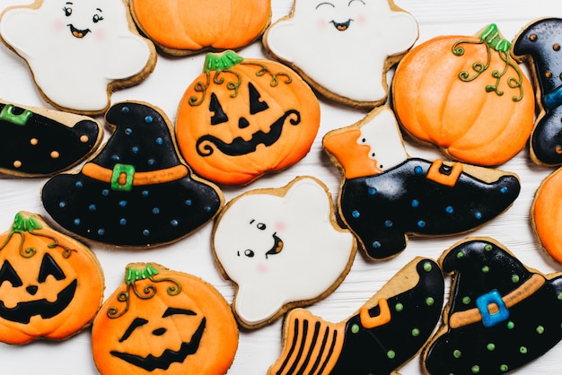 Divertente biscotti di zenzero squisiti per Halloween sul tavolo. vista orizzontale dall&#39;alto