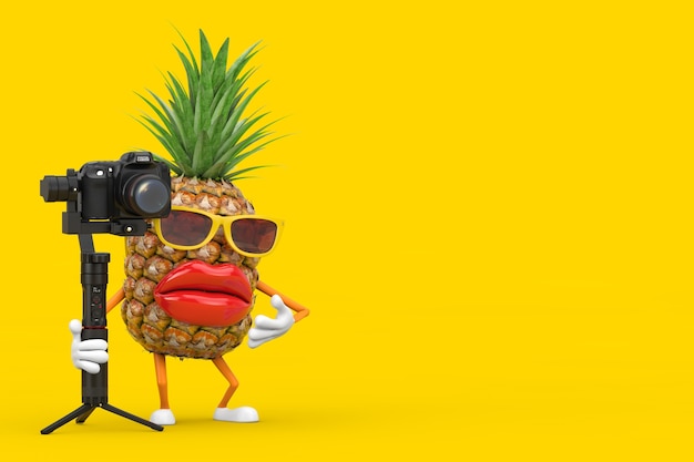 Divertente cartone animato moda hipster tagliare ananas persona personaggio mascotte con DSLR o videocamera Gimbal stabilizzazione sistema treppiede su sfondo giallo. Rendering 3D