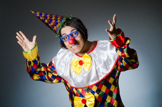 Divertente clown sul buio