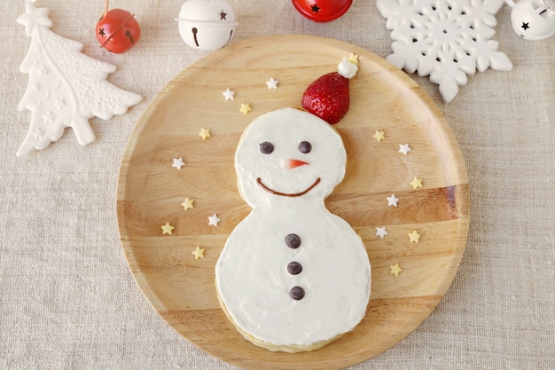 Divertente colazione pancake con pupazzo di neve fatto in casa per i bambini