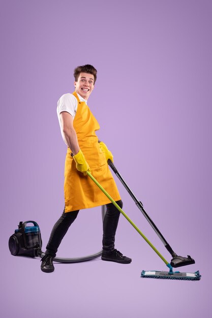 Divertente domestica maschio che pulisce il pavimento