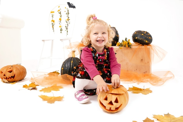 divertente e carina piccola ragazza bionda curva con puming nella decorazione di Halloween