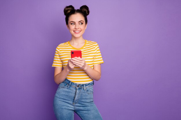 divertente eccitato positivo giovane donna tenere smartphone