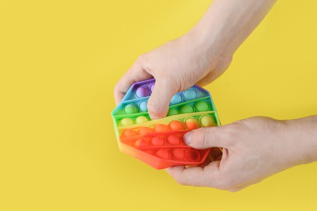 Divertente giocattolo pop-it antistress colorato in silicone per bambino