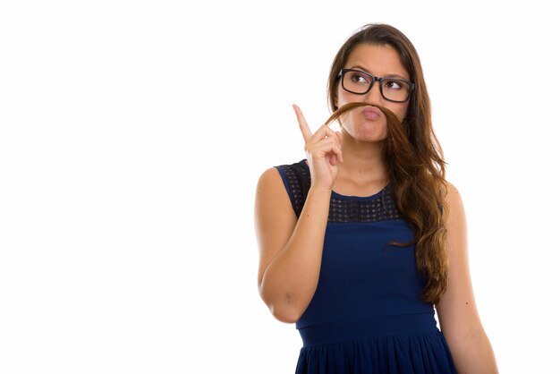 Divertente giovane donna nerd con i capelli come baffi rivolti verso l'alto