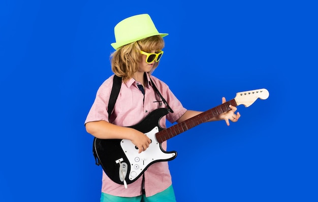 Divertente hipster futura rock star Scuola di musica per bambini Divertente bambino musicista hipster che suona la chitarra