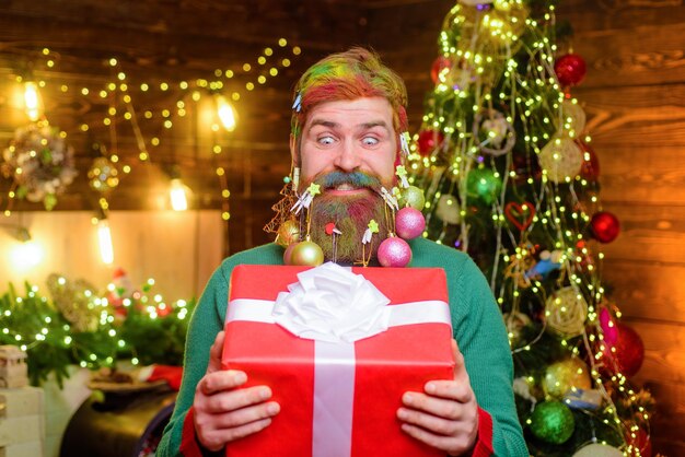 Divertente inverno barbuto babbo natale tenere regalo di natale buon natale e felice anno nuovo