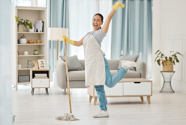 Divertente mocio per donna asiatica o pulizia del soggiorno con prodotti per pavimenti per pulizie domestiche o lavoratrici Sorriso felice o manutenzione sanitaria nei batteri pulizia primaverile della stanza interna