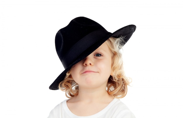 Divertente piccolo bambino biondo con cappello nero