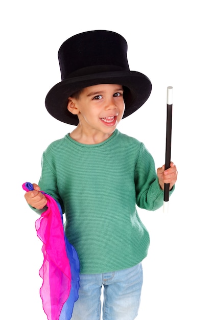 Divertente piccolo mago con un cappello a cilindro e una bacchetta magica