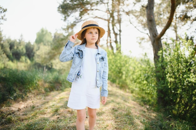 Divertente ragazza carina nel parco su sfondo naturale Felicità stagione estiva