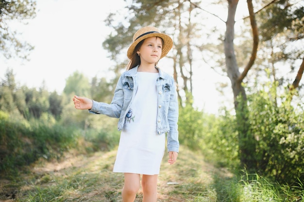 Divertente ragazza carina nel parco su sfondo naturale Felicità stagione estiva