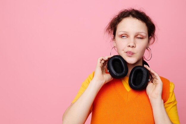 Divertente ragazza cuffie musica moda in posa Stile di vita inalterato