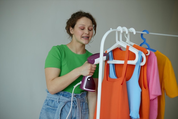 Divertente ragazza guardaroba vestiti colorati stile giovanile sfondi isolati inalterati