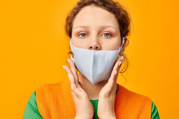 Divertente ragazza protettiva medica maschera divertente posa moda sfondi isolati inalterati