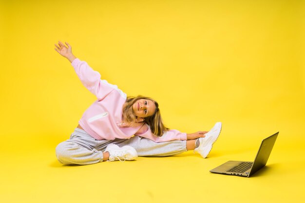 Divertente ragazzina bionda 1213 anni ritratto in studio Concetto di stile di vita infantile