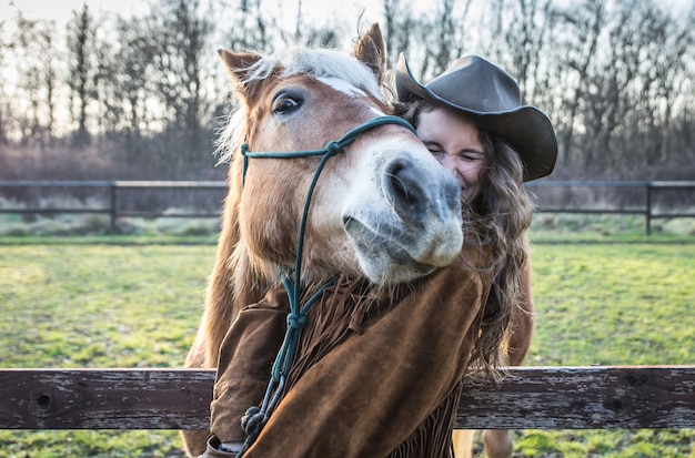 Divertente ritratto di una ragazza con cavallo