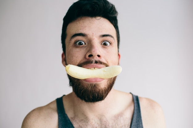 Divertente uomo sorridente con banana