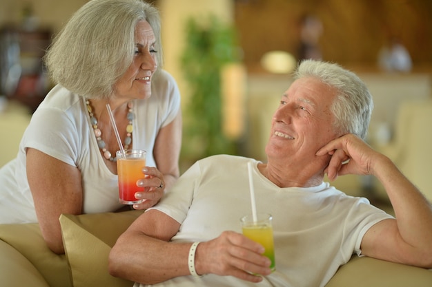 Divertente vecchia coppia in vacanza bevendo cocktail