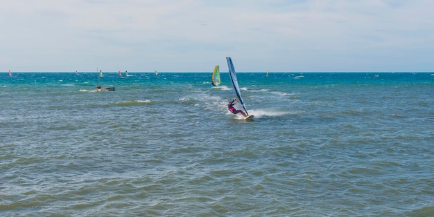 Divertente windsurf sull'acqua cristallina