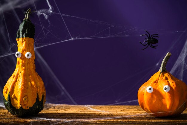 Divertente zucca di Halloween su sfondo spettrale e spaventoso